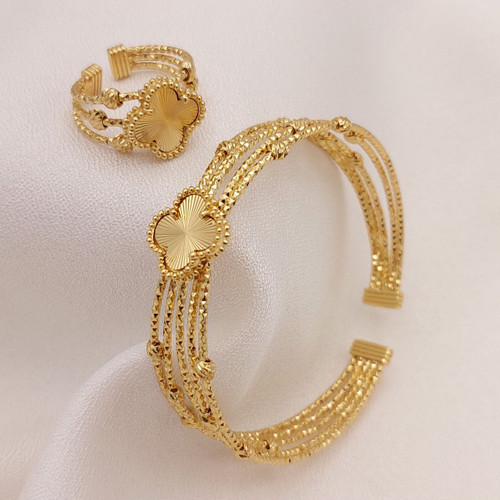 دستبند و انگشتر استیل طلایی ونکلیف فریسایز طرح شبدر با بافت چندردیفه و جزئیات ظریف طلایی