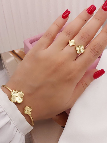 ست دستبند و انگشتر استیل طلایی ونکلیف – طراحی گل چهارپر برجسته با پرداخت براق