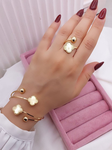 دستبند و انگشتر زنانه ونکلیف استیل طلایی فریسایز با طراحی شبدر و گوی براق