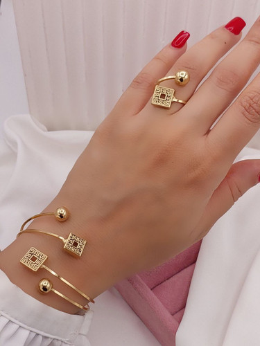 ست دستبند و انگشتر طلایی طرح مربع و گوی