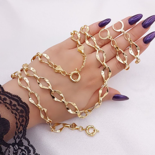 سرویس طلایی زنانه حلقهای موجدار با رنگ ثابت و قفل ملوانی