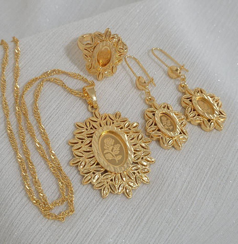 ست زنانه گلدار طلایی با درخشش براق و طراحی کلاسیک