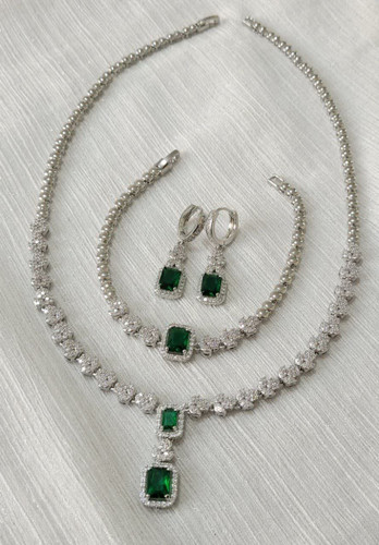 سرویس شین | نگین سبز مستطیلی با قاب درخشان