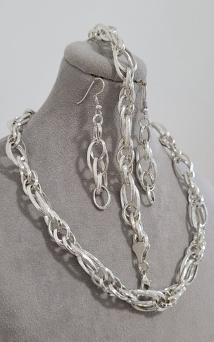 سرویس شنل حلقهای شین با اتصال منظم حلقهها و فرم کلاسیک مدرن